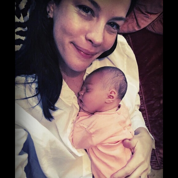 Liv Tyler prenant la pose avec son nouveau-né, une adorable petite fille baptisée Lula, le 21 juillet 2016.