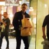 Tom Hiddleston est allé acheter un repas à emporter avec une bouteille de vin et de l'eau pour lui et sa compagne Taylor Swift à Sydney le 17 juillet 2016. y