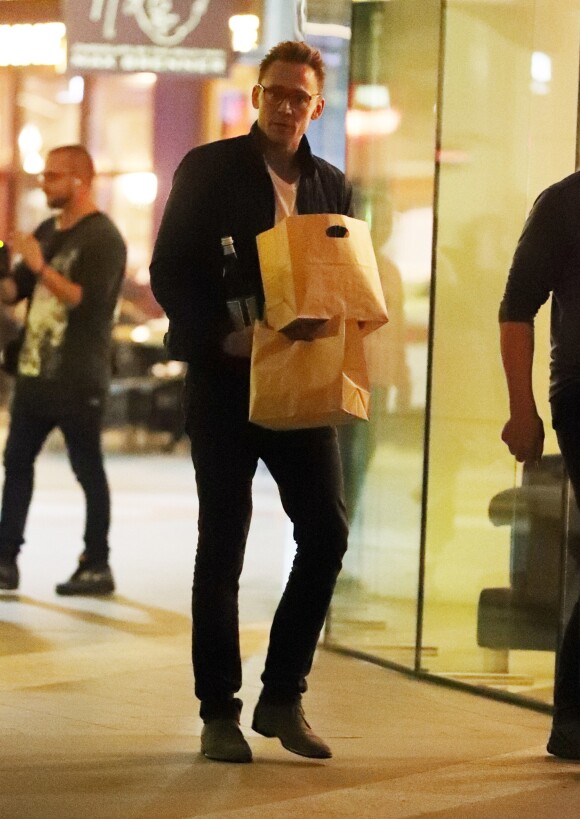 Tom Hiddleston est allé acheter un repas à emporter avec une bouteille de vin et de l'eau pour lui et sa compagne Taylor Swift à Sydney le 17 juillet 2016. y