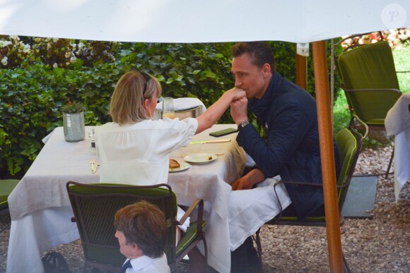 Exclusif - Taylor Swift et son nouveau compagnon Tom Hiddleston passent des vacances romantiques à Rome. Le couple est allé déjeuner en amoureux et est allé visiter "Le Colisée", immense amphithéâtre ovoïde situé dans le centre de la ville de Rome, entre l'Esquilin et le Cælius, le plus grand jamais construit dans l'empire. Le 27 juin 2016