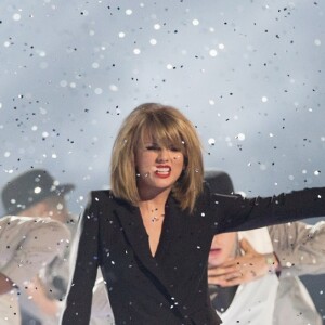Taylor Swift sur la Scène des "BRIT Awards 2015" à Londres, le 25 février 2015.