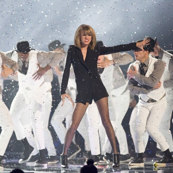 Taylor Swift sur la Scène des "BRIT Awards 2015" à Londres, le 25 février 2015.