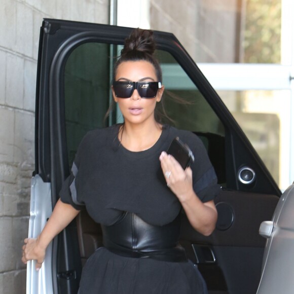 Les soeurs Kim et Khloe Kardashian à la sortie des studios Milk à Hollywood. Khloe porte une robe très moulante sans soutien gorge! Le 19 juillet 2016