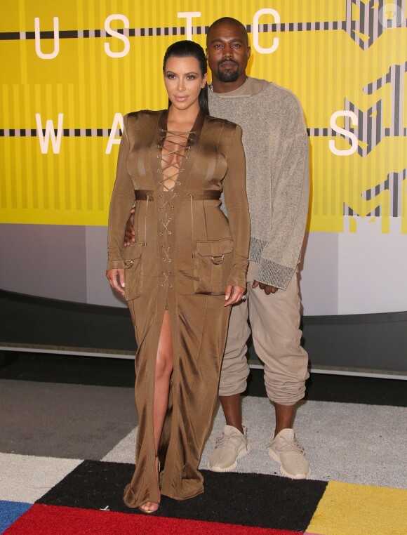 Kim Kardashian enceinte et son mari Kanye West à la Soirée des MTV Video Music Awards à Los Angeles le 30 aout 2015.