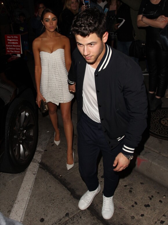 Nick Jonas et sa petite amie Olivia Culpo à la sortie du restaurant Craig à West Hollywood, le 10 mai 2015