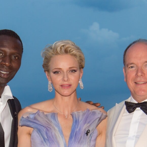 La princesse Charlene et le prince Albert II de Monaco avec l'acteur Omar Sy au 68e Gala de la Croix-Rouge monégasque au Sporting Monte-Carlo à Monaco, le 23 juillet 2016. © Palais Princier / Gaetan Luci / Monte Carlo Société des Bains de Mer via Bestimage