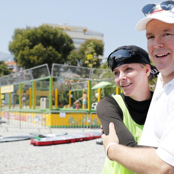 Le prince Albert II de Monaco avec la princesse Charlene lors de sa participation à la 2e Riviera Sup Race, une course de stand up paddle de 14 km organisée par l'association Hoé Hoé entre Monaco, l'Italie, Menton et Roquebrune-Cap-Martin, le 25 juin 2016. © Claudia Albuquerque / BestImage