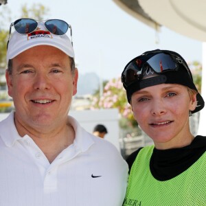 Le prince Albert II de Monaco avec la princesse Charlene lors de sa participation à la 2e Riviera Sup Race, une course de stand up paddle de 14 km organisée par l'association Hoé Hoé entre Monaco, l'Italie, Menton et Roquebrune-Cap-Martin, le 25 juin 2016. © Claudia Albuquerque / BestImage