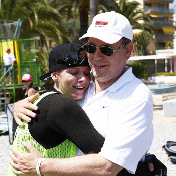 Le prince Albert II de Monaco avec la princesse Charlene lors de sa participation à la 2e Riviera Sup Race, une course de stand up paddle de 14 km organisée par l'association Hoé Hoé entre Monaco, l'Italie, Menton et Roquebrune-Cap-Martin, le 25 juin 2016. © Bruno Bebert - Olivier Huitel/Pool Restreint Monaco/Bestimage-Crystal