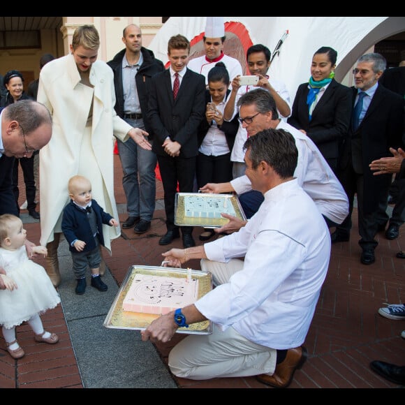 Exclusif - Le prince Albert II de Monaco et la princesse Charlène fêtent le premier anniversaire de leurs jumeaux le prince Jacques et la princesse Gabriella avec les enfants des écoles de Monaco, le 10 décembre 2015. © Gaëtan Luci/ Palais Princier / Bestimage-Crystal-Sipa