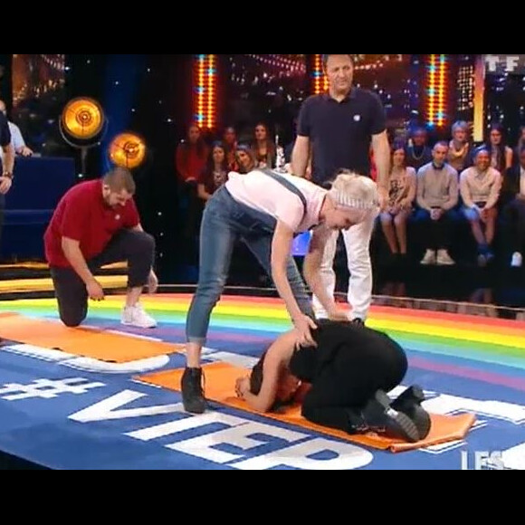 Fabienne Carat fait un cours de yoga dans "VTEP", vendredi 22 juillet 2016