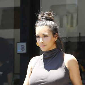 Kim Kardashian a fait un stop dans un salon de manucure à West Hollywood Los Angeles, le 22 Juillet 2016  52130281 Reality star Kim Kardashian is spotted leaving a nail salon in West Hollywood, California on July 22, 2016. Kim, who is currently in the middle of a social media feud with singer Taylor Swift, was showing off her slender figure in a tight grey dress during the outing.22/07/2016 - Los Angeles