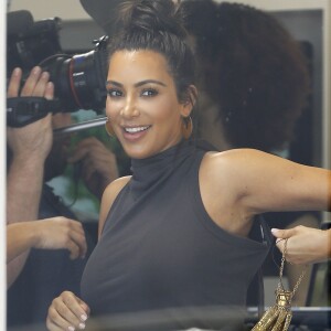 Kim Kardashian a fait un stop dans un salon de manucure à West Hollywood Los Angeles, le 22 Juillet 2016