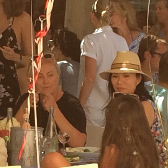 Rupert Murdoch déjeunant avec sa femme Jerry Hall, son ex-femme Wendi Deng et sa fille Chloe Murdoch, pour son anniversaire, au club 55 à Saint-Tropez, France, le 17 juillet 2016.