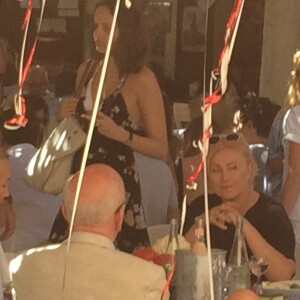 Rupert Murdoch déjeunant avec sa femme Jerry Hall, son ex-femme Wendi Deng et sa fille Chloe Murdoch, pour son anniversaire, au club 55 à Saint-Tropez, France, le 17 juillet 2016.