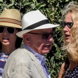 Rupert Murdoch quitte le club 55 après le déjeuner d'anniversaire de sa fille Chloe Murdoch avec sa femme Jerry Hall, son ex-femme Wendi Deng à Saint-Tropez, France, le 17 juillet 2016.