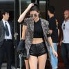 Kendall Jenner à New York, porte une veste à franges Zimmermann (collection automne 2016), un crop top et des chaussures Kendall + Kylie, un mini-short One Teaspoon et un sac Givenchy. Le 24 juillet 2016.