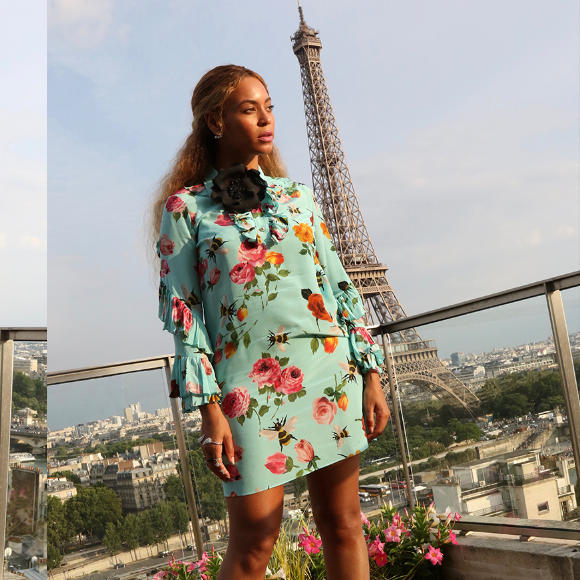Beyoncé sur la terrasse de sa chambre d'hôtel au Shangri-La, porte une robe à volants en soie et des sandales en cuir métallisé Gucci, et des bijoux (boucles d'oreilles, bracelet et bagues) Messika. Juillet 2016.