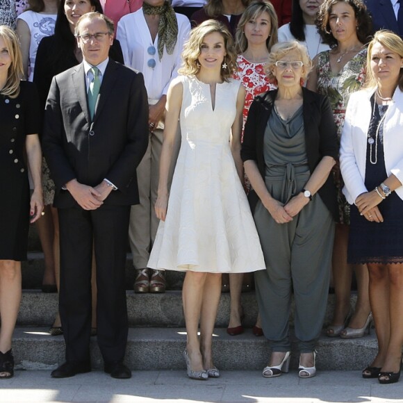 La reine Letizia d'Espagne présidait le 26 juillet 2016 au Parque del Retiro à Madrid la cérémonie des 25e Prix FEDEPE en l'honneur des femmes dirigeantes, chefs d'entreprise et professionnelles.