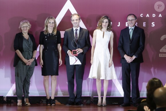 La reine Letizia d'Espagne présidait le 26 juillet 2016 au Parque del Retiro à Madrid la cérémonie des 25e Prix FEDEPE en l'honneur des femmes dirigeantes, chefs d'entreprise et professionnelles.