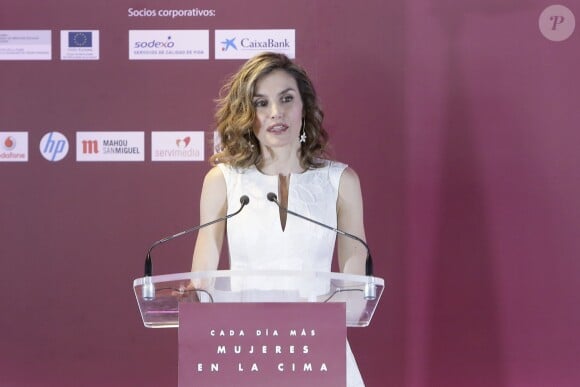La reine Letizia d'Espagne présidait le 26 juillet 2016 au Parque del Retiro à Madrid la cérémonie des 25e Prix FEDEPE en l'honneur des femmes dirigeantes, chefs d'entreprise et professionnelles.
