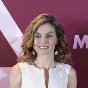 La reine Letizia d'Espagne présidait le 26 juillet 2016 au Parque del Retiro à Madrid la cérémonie des 25e Prix FEDEPE en l'honneur des femmes dirigeantes, chefs d'entreprise et professionnelles.