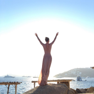 Laeticia Hallyday fait ses adieux à Mykonos - le 26 juillet 2016.