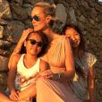 Laeticia Hallyday et ses filles, Jade et Joy, à Mykonos - le 25 juillet 2016.