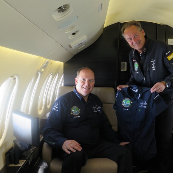 Exclusif - Dans son avion personnel, un Dassault Falcon 7 X de dernière génération, le prince Albert de Monaco emmène avec lui à Abu Dhabi André Borschberg, l'autre pilote de l'aventure Solar Impulse, pour rejoindre Bertrand Piccard, qui effectue la dernière étape de cette odyssée parti du Caire dimanche 24 juillet. © Nicolas Saussier / Palais Princier Monaco / Bestimage