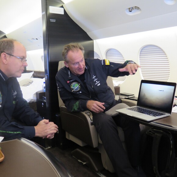 Exclusif - Dans son avion personnel, un Dassault Falcon 7 X de dernière génération, le prince Albert de Monaco emmène avec lui à Abu Dhabi André Borschberg, l'autre pilote de l'aventure Solar Impulse, pour rejoindre Bertrand Piccard, qui effectue la dernière étape de cette odyssée parti du Caire dimanche 24 juillet. © Nicolas Saussier / Palais Princier Monaco / Bestimage