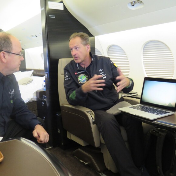 Exclusif - Dans son avion personnel, un Dassault Falcon 7 X de dernière génération, le prince Albert de Monaco emmène avec lui à Abu Dhabi André Borschberg, l'autre pilote de l'aventure Solar Impulse, pour rejoindre Bertrand Piccard, qui effectue la dernière étape de cette odyssée parti du Caire dimanche 24 juillet. © Nicolas Saussier / Palais Princier Monaco / Bestimage