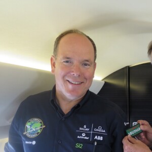 Exclusif - Dans son avion personnel, un Dassault Falcon 7 X de dernière génération, le prince Albert de Monaco emmène avec lui à Abu Dhabi André Borschberg, l'autre pilote de l'aventure Solar Impulse, pour rejoindre Bertrand Piccard, qui effectue la dernière étape de cette odyssée parti du Caire dimanche 24 juillet. © Nicolas Saussier / Palais Princier Monaco / Bestimage