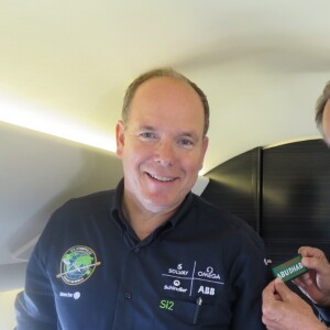 Exclusif - Dans son avion personnel, un Dassault Falcon 7 X de dernière génération, le prince Albert de Monaco emmène avec lui à Abu Dhabi André Borschberg, l'autre pilote de l'aventure Solar Impulse, pour rejoindre Bertrand Piccard, qui effectue la dernière étape de cette odyssée parti du Caire dimanche 24 juillet. © Nicolas Saussier / Palais Princier Monaco / Bestimage