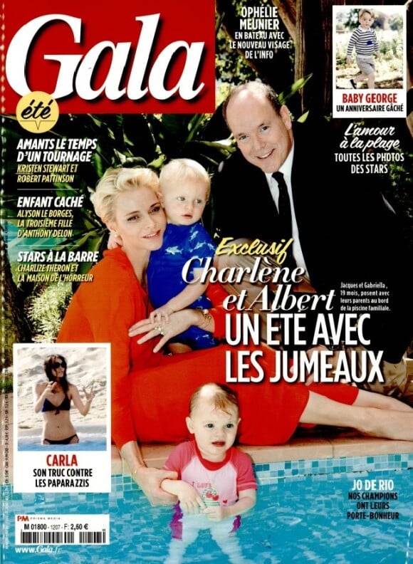 La princesse Charlene et le prince Albert II de Monaco font avec les jumeaux Jacques et Gabriella la couverture du numéro 1207 du magazine Gala, le 27 juillet 2016.