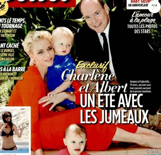 La princesse Charlene et le prince Albert II de Monaco font avec les jumeaux Jacques et Gabriella la couverture du numéro 1207 du magazine Gala, le 27 juillet 2016.