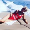 Anne-Sophie Mignaux pose en maillot rouge "Just Married" à l'arrière d'un bateau en Méditerranée, pour son époux K.Maro. Photo postée sur Instagram, le 28 juillet 2016.