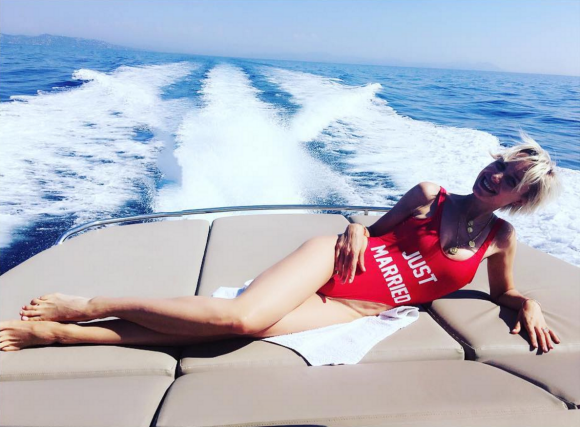 Anne-Sophie Mignaux pose en maillot rouge "Just Married" à l'arrière d'un bateau en Méditerranée, pour son époux K.Maro. Photo postée sur Instagram, le 28 juillet 2016.