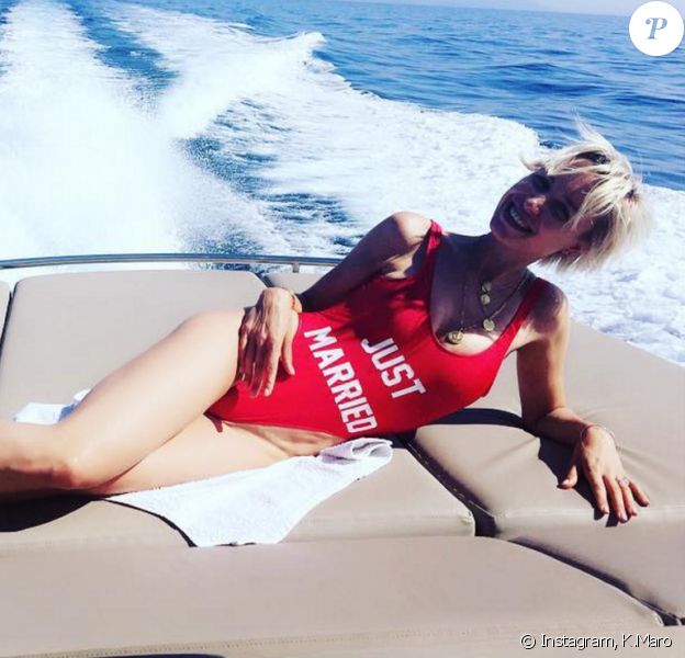 Anne-Sophie Mignaux pose en maillot rouge "Just Married" à l'arrière d'un bateau en Méditerranée, pour son époux K.Maro. Photo postée sur Instagram, le 28 juillet 2016.