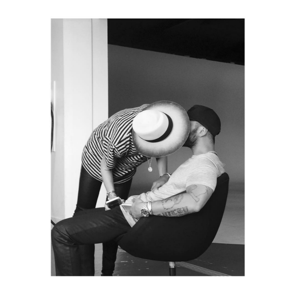 Anne-Sophie Mignaux embrasse K.Maro quelques jours avant leur mariage. Photos postée sur Instagram, juillet 2016.