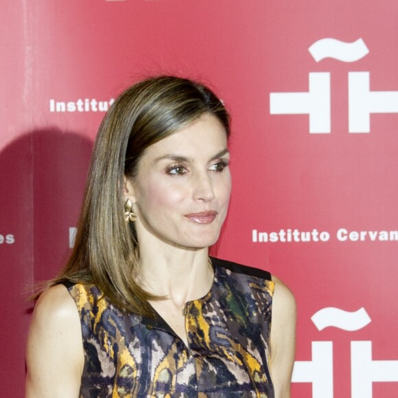 La reine Letizia d'Espagne (robe, sandales et sac Hugo Boss) a pris part le 27 juillet 2016 à la réunion annuelle des directeurs de centres de l'Institut Cervantes à Madrid.