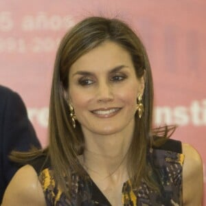 La reine Letizia d'Espagne (robe, sandales et sac Hugo Boss) a pris part le 27 juillet 2016 à la réunion annuelle des directeurs de centres de l'Institut Cervantes à Madrid.