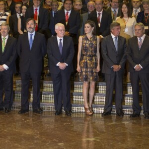 La reine Letizia d'Espagne (robe, sandales et sac Hugo Boss) a pris part le 27 juillet 2016 à la réunion annuelle des directeurs de centres de l'Institut Cervantes à Madrid.