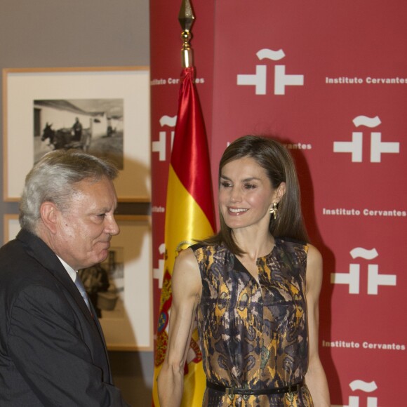 La reine Letizia d'Espagne (robe, sandales et sac Hugo Boss) a pris part le 27 juillet 2016 à la réunion annuelle des directeurs de centres de l'Institut Cervantes à Madrid.