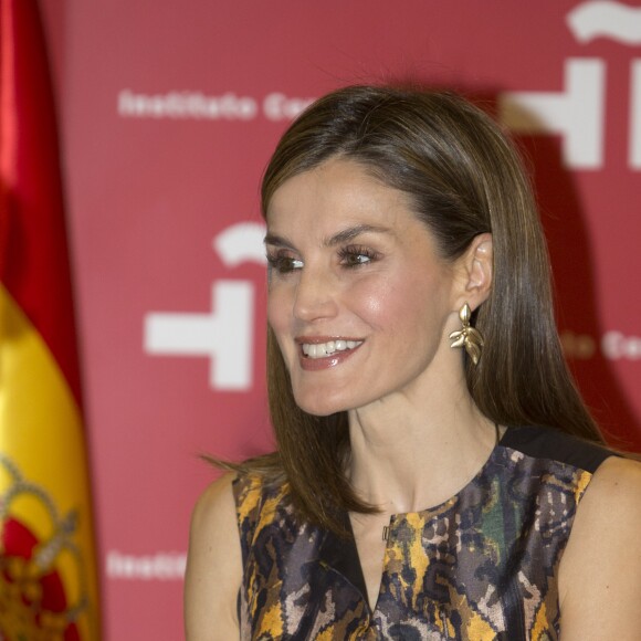 La reine Letizia d'Espagne (robe, sandales et sac Hugo Boss) a pris part le 27 juillet 2016 à la réunion annuelle des directeurs de centres de l'Institut Cervantes à Madrid.