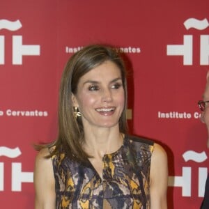 La reine Letizia d'Espagne (robe, sandales et sac Hugo Boss) a pris part le 27 juillet 2016 à la réunion annuelle des directeurs de centres de l'Institut Cervantes à Madrid.