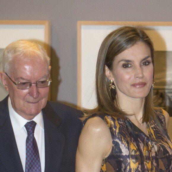 La reine Letizia d'Espagne (robe, sandales et sac Hugo Boss) a pris part le 27 juillet 2016 à la réunion annuelle des directeurs de centres de l'Institut Cervantes à Madrid.