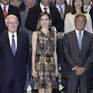 La reine Letizia d'Espagne (robe, sandales et sac Hugo Boss) a pris part le 27 juillet 2016 à la réunion annuelle des directeurs de centres de l'Institut Cervantes à Madrid.