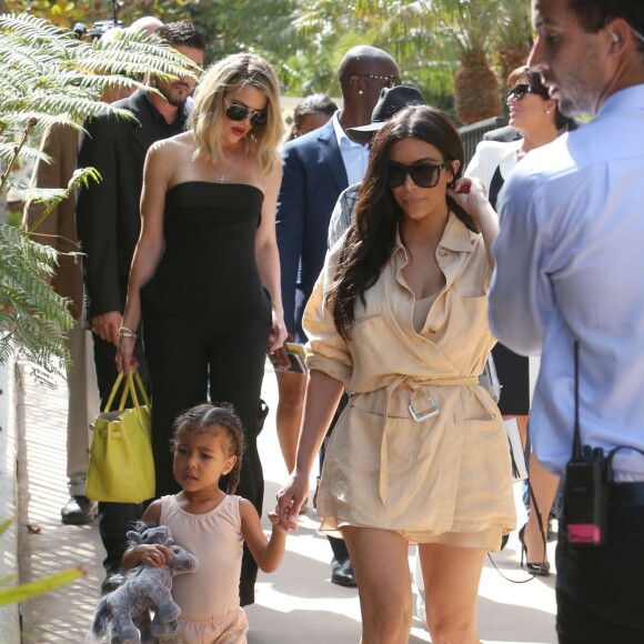 La famille Kardashian passe la journée à l'hippodrome Del Mar. Kim est avec sa fille North, Khloe Kardashian est aussi de la partie avec Kourtney Kardashian, Scott Disick, leurs enfants Mason, Penelope et Reign Disick et il y a Kris Jenner avec son compagnon Corey Gamble et sa fille Kendall Jenner. Le clan s'est retrouvé pour fêter l'anniversaire de leur grand-mère Mary Jo Campbell. Le 26 juillet 2016