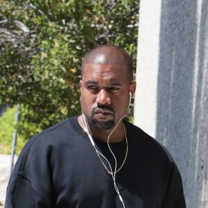 Kanye West arrive dans ses bureaux à Calabasas, Californie, Etats-Unis, le 14 juillet 2016.