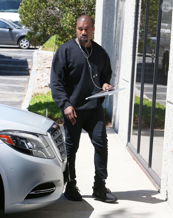 Kanye West arrive dans ses bureaux à Calabasas, Californie, Etats-Unis, le 14 juillet 2016.